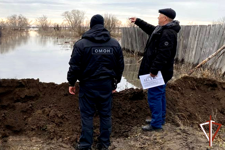Росгвардия принимает оружие у зауральцев на временное хранение и продолжает помогать пострадавшим от паводка