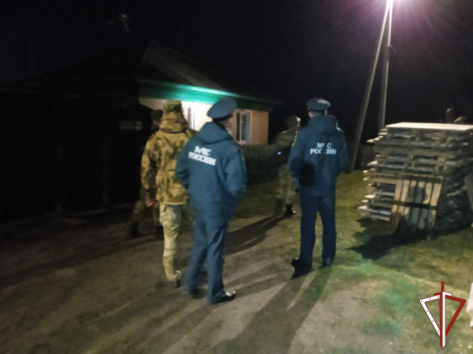 Росгвардейцы оказывают помощь в патрулировании затопляемых во время паводка территорий в Зауралье