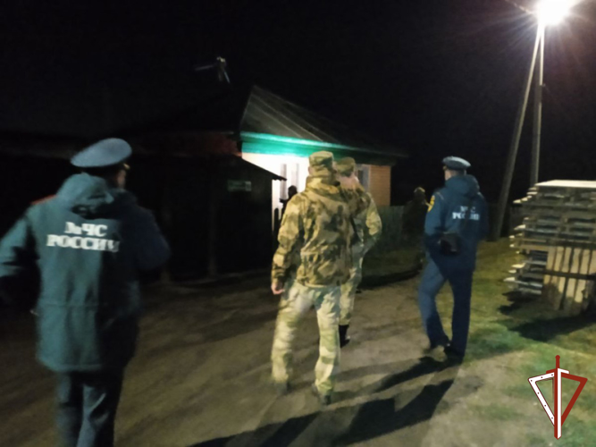 Росгвардейцы оказывают помощь в патрулировании затопляемых во время паводка территорий в Зауралье