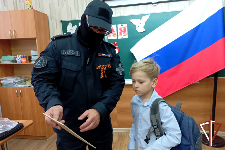 В преддверии Дня Победы росгвардейцы – участники специальной военной операции встретились с курганскими школьниками (видео)