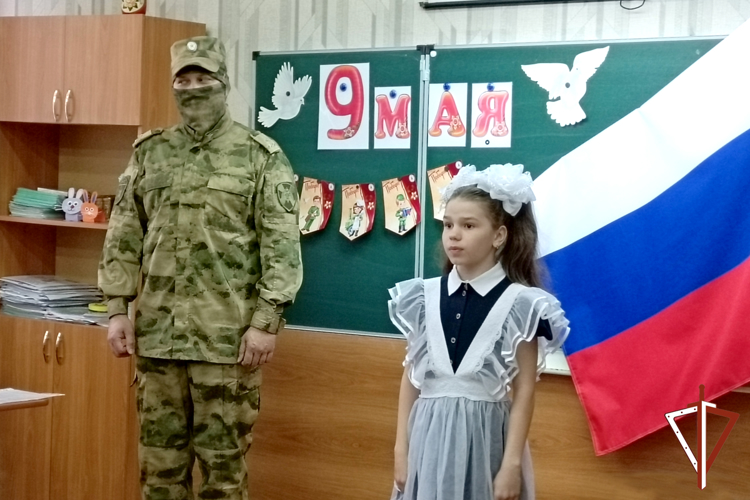 В преддверии Дня Победы росгвардейцы – участники специальной военной операции встретились с курганскими школьниками (видео)