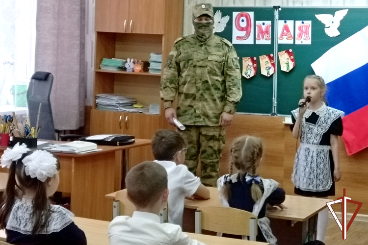 В преддверии Дня Победы росгвардейцы – участники специальной военной операции встретились с курганскими школьниками (видео)