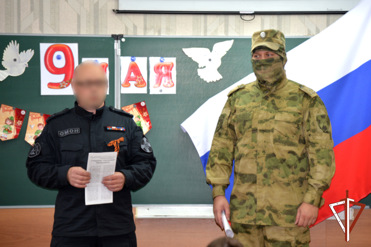 В преддверии Дня Победы росгвардейцы – участники специальной военной операции встретились с курганскими школьниками (видео)