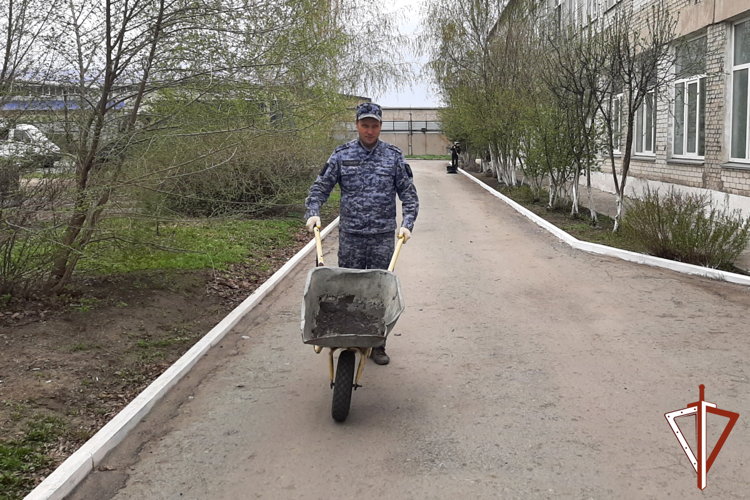 Росгвардейцы и учащиеся подшефных школ присоединились к Всероссийскому субботнику в Курганской области