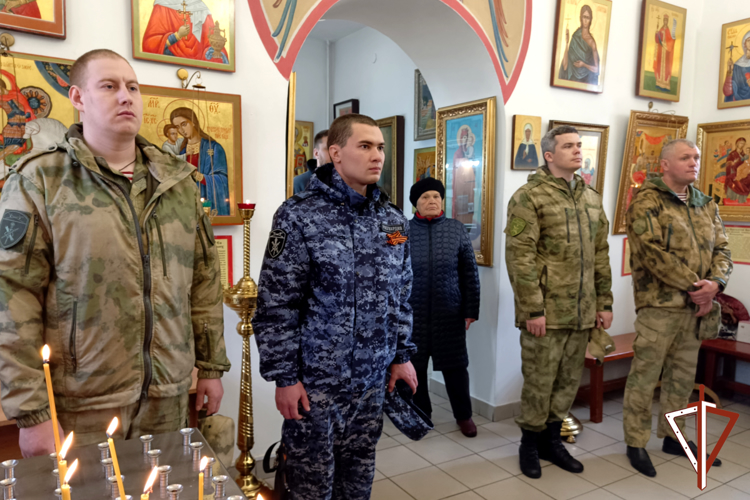 Представители Росгвардии и подшефные школьники навели порядок на территории одного из курганских храмов (видео)