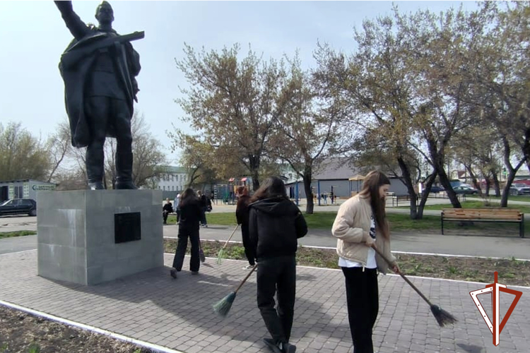 Росгвардейцы и учащиеся подшефных школ присоединились к Всероссийскому субботнику в Курганской области