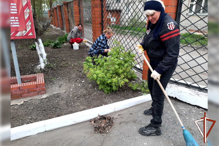 Росгвардейцы и учащиеся подшефных школ присоединились к Всероссийскому субботнику в Курганской области