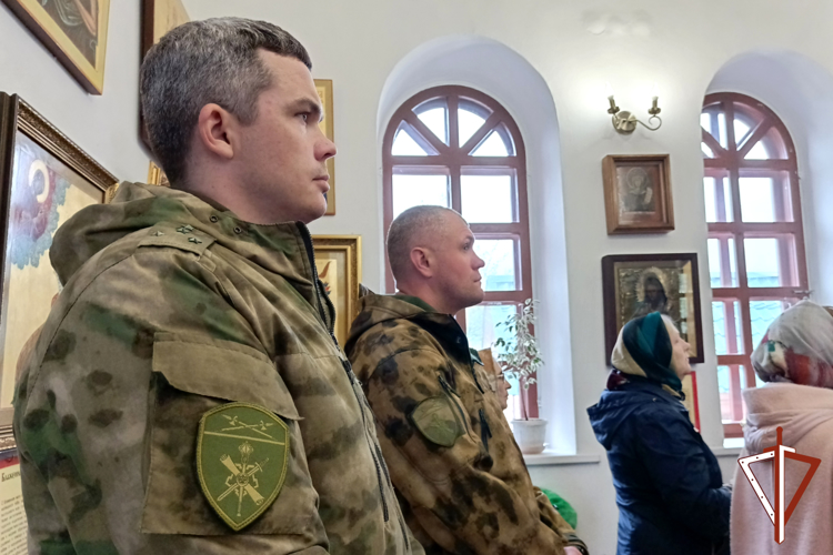 Представители Росгвардии и подшефные школьники навели порядок на территории одного из курганских храмов (видео)