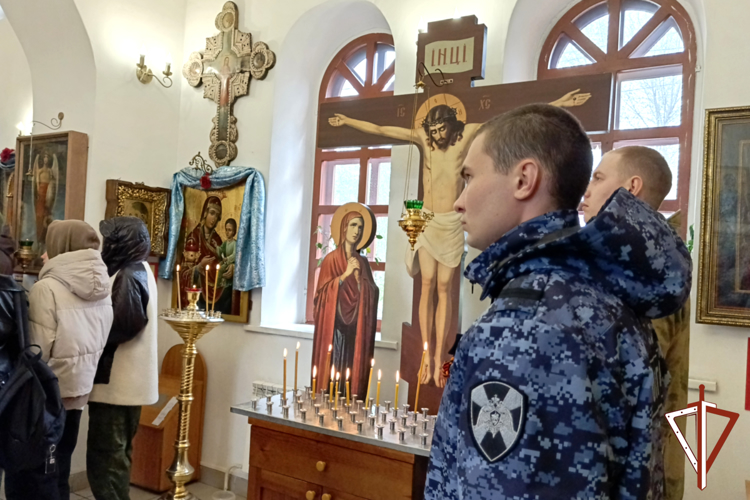 Представители Росгвардии и подшефные школьники навели порядок на территории одного из курганских храмов (видео)