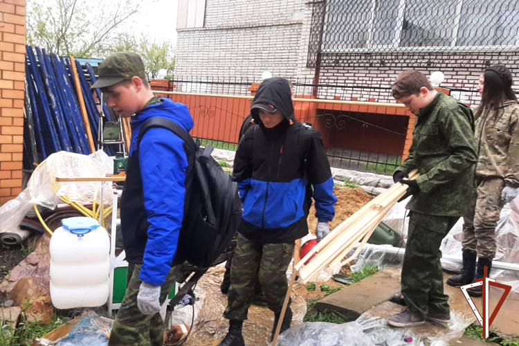 Представители Росгвардии и подшефные школьники навели порядок на территории одного из курганских храмов (видео)
