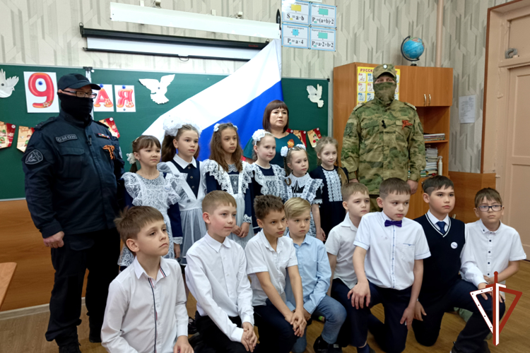 В преддверии Дня Победы росгвардейцы – участники специальной военной операции встретились с курганскими школьниками (видео)