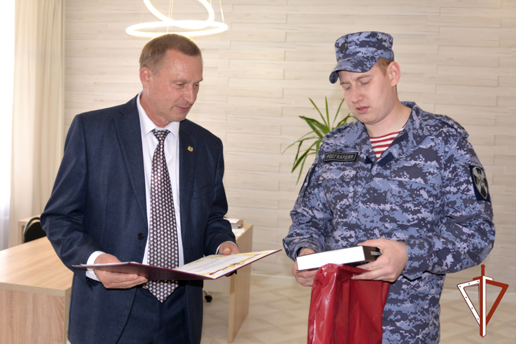 В Кургане Росгвардия поздравила сотрудников областной библиотеки с профессиональным праздником