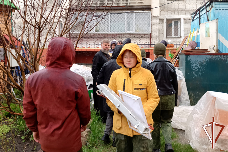 Представители Росгвардии и подшефные школьники навели порядок на территории одного из курганских храмов (видео)
