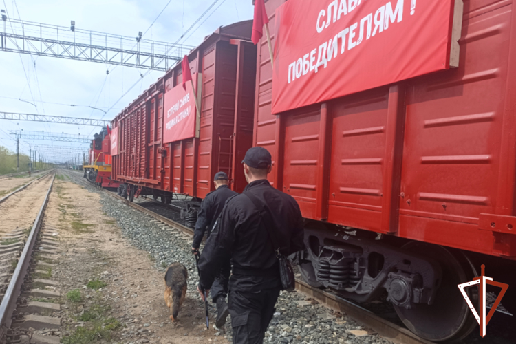 Сотрудники Росгвардии обеспечили безопасность прибывшего в Зауралье «Поезда Победы»