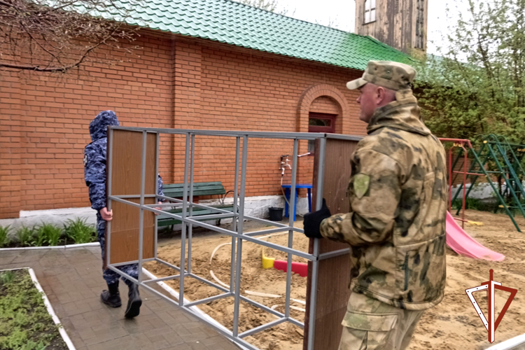 Представители Росгвардии и подшефные школьники навели порядок на территории одного из курганских храмов (видео)