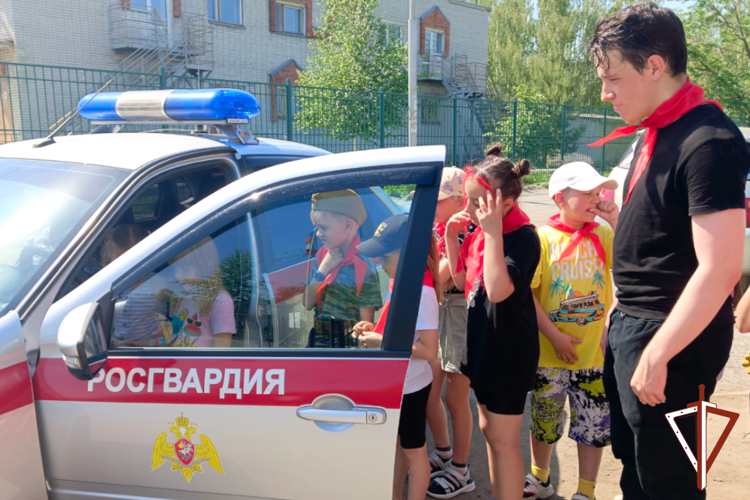 Юные зауральцы проводят каникулы с Росгвардией