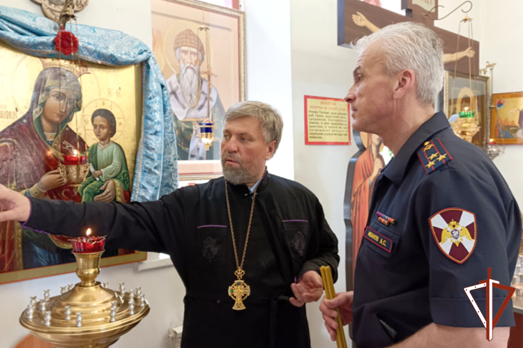 Росгвардейцы и подшефные школьники высадили 200 саженцев цветов на территории курганского храма 