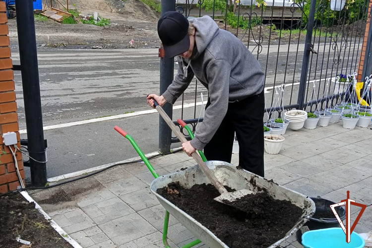Росгвардейцы и подшефные школьники высадили 200 саженцев цветов на территории курганского храма 