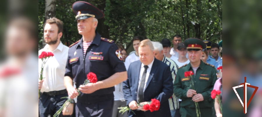 В День памяти и скорби росгвардейцы возложили цветы к мемориалам воинам-зауральцам