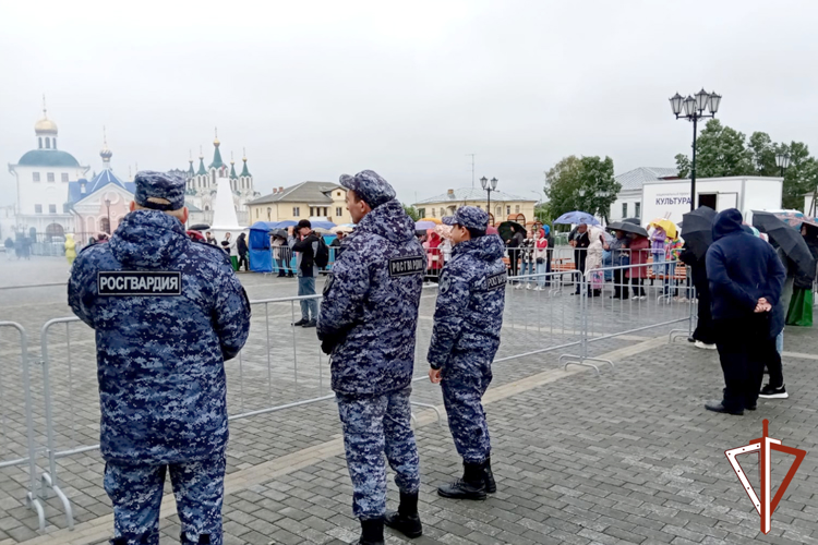 Росгвардейцы обеспечили безопасность выпускных вечеров и Дня молодежи в Зауралье
