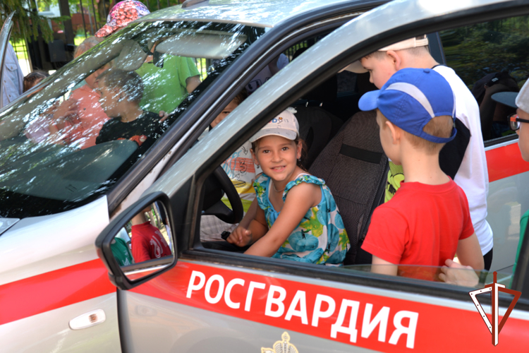 В Кургане росгвардейцы рассказали о своей службе детям из школьного лагеря