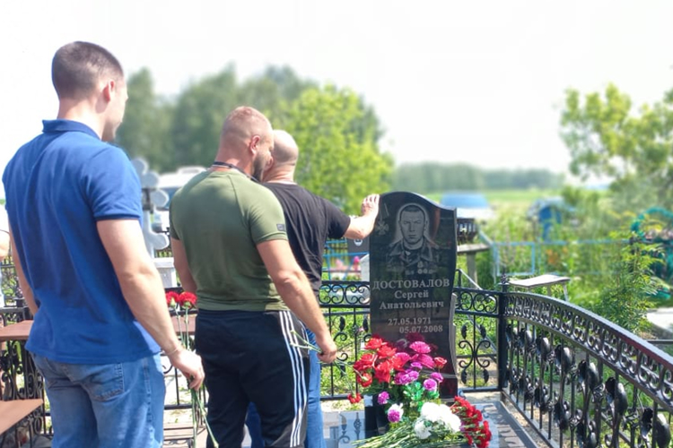 В Зауралье офицеры СОБР почтили память погибшего на Северном Кавказе 16 лет назад  боевого товарища