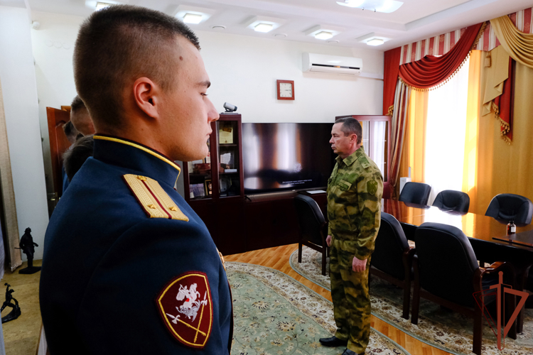 Командующий Уральским округом Росгвардии провел встречу с офицерами – выпускниками военных вузов