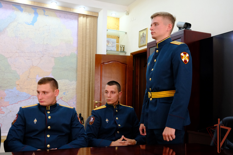 Командующий Уральским округом Росгвардии провел встречу с офицерами – выпускниками военных вузов