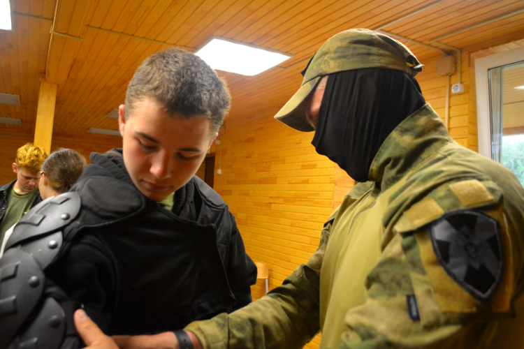 Сотрудники курганского ОМОН Росгвардии встретились с воспитанниками загородного лагеря