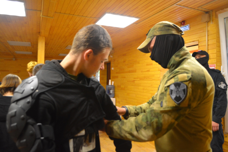Сотрудники курганского ОМОН Росгвардии встретились с воспитанниками загородного лагеря