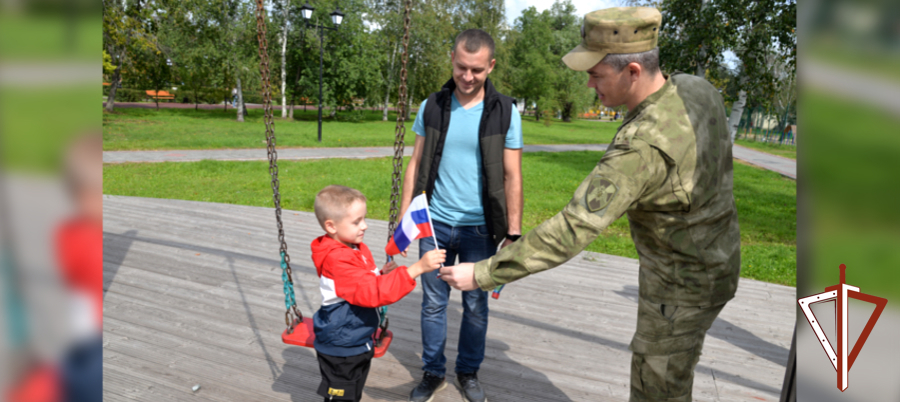В Зауралье росгвардейцы присоединились к патриотической акции  «С флагом на сердце»