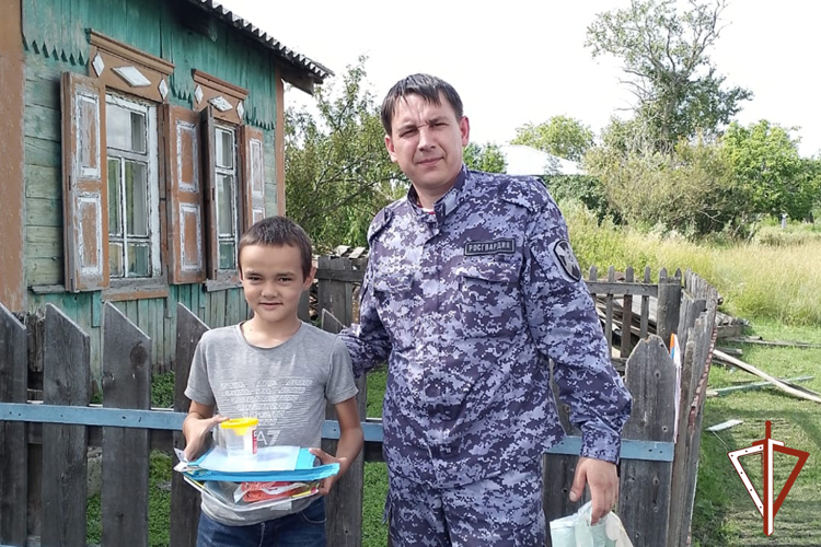 Благотворительную акцию  «Соберем ребенка в школу» поддержали росгвардейцы в Зауралье