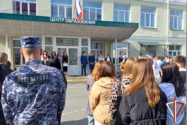 Росгвардейцы обеспечили безопасность Дня знаний в Зауралье