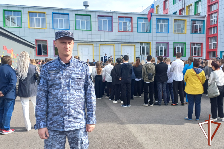 Росгвардейцы обеспечили безопасность Дня знаний в Зауралье