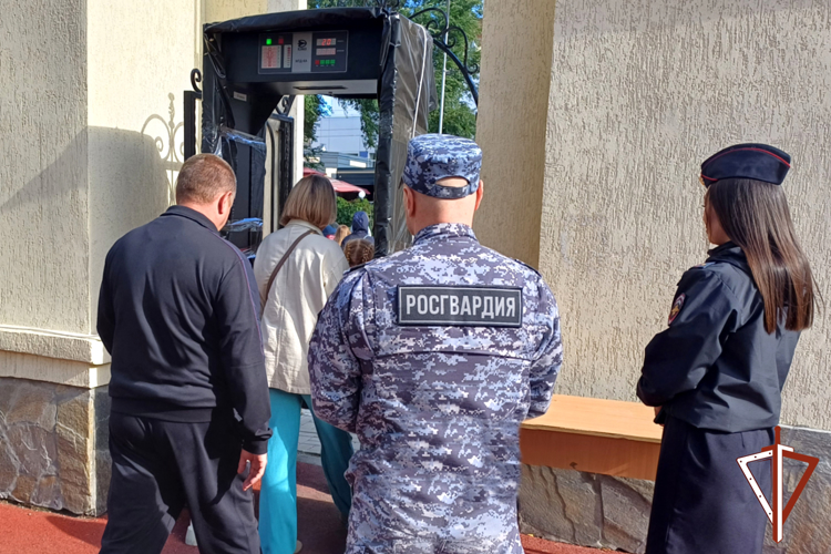 Сотрудники Росгвардии обеспечили правопорядок на торжествах в Кургане и Шадринске