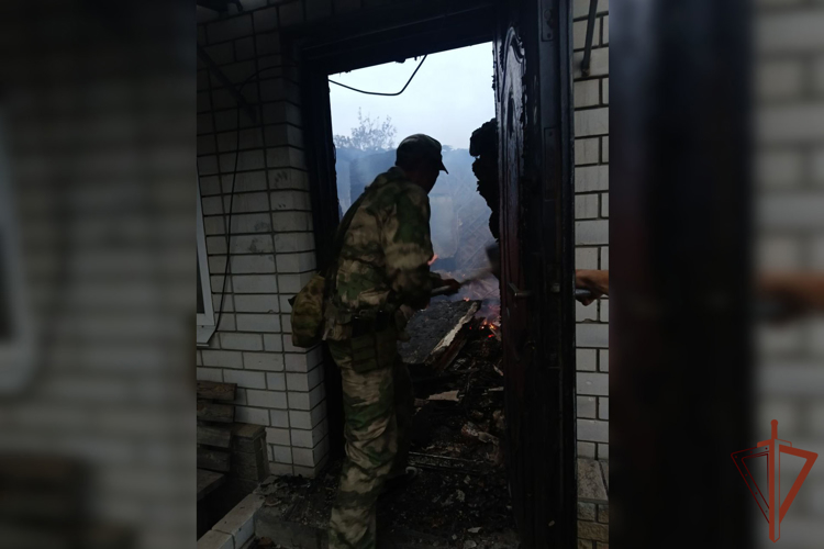 Росгвардейцы, выполняющие задачи в районе СВО, передали гуманитарную помощь пострадавшим от стихийных пожаров жителям ЛНР