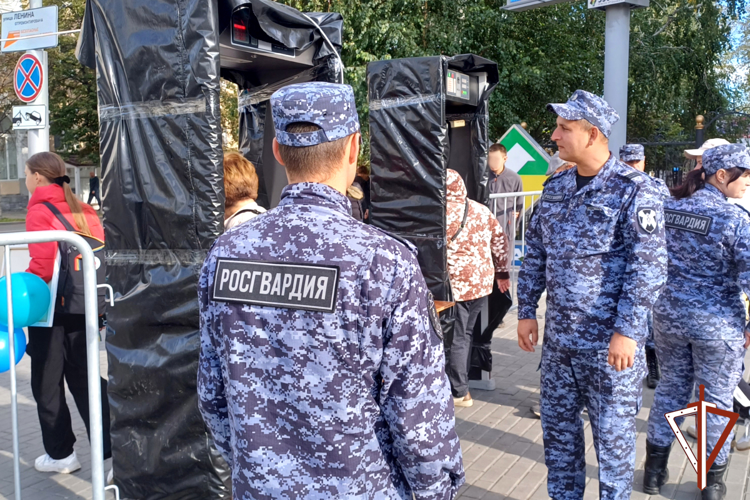 Сотрудники Росгвардии обеспечили правопорядок на торжествах в Кургане и Шадринске