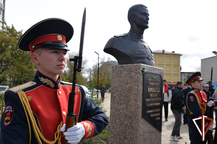 Представители Росгвардии приняли участие в открытии памятника зауральцу - Герою Советского Союза