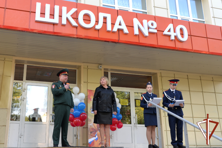 Представители Росгвардии поздравили педагогов и учащихся подшефных курганских школ с Днем знаний 