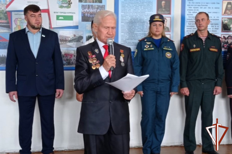 Представители Росгвардии поздравили педагогов и учащихся подшефных курганских школ с Днем знаний 