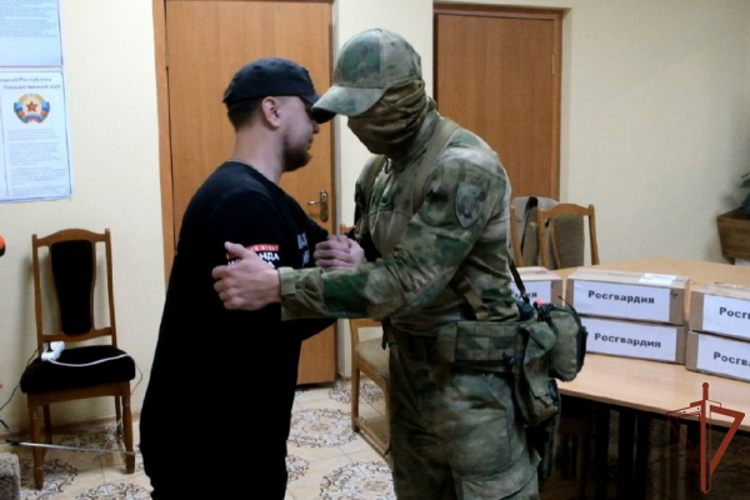 Росгвардейцы, выполняющие задачи в районе СВО, передали гуманитарную помощь пострадавшим от стихийных пожаров жителям ЛНР