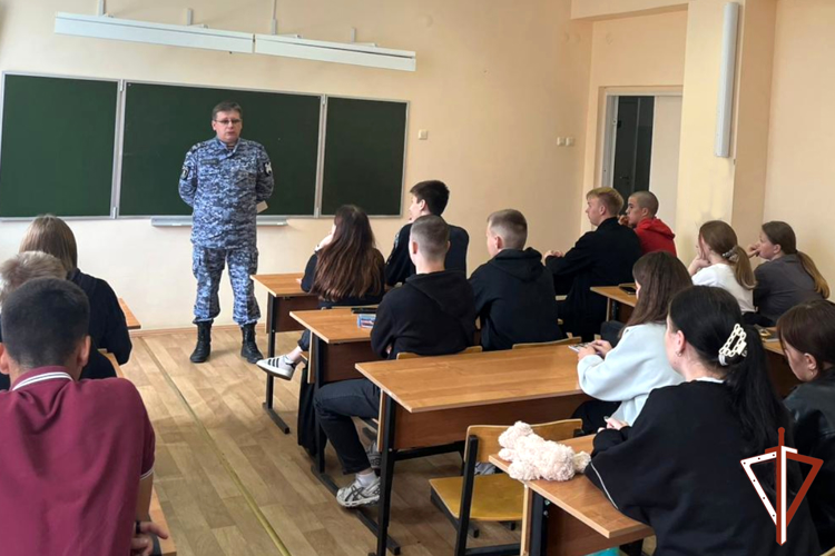 Росгвардия проводит уроки мужества «Вместе против террора» в образовательных учреждениях Зауралья