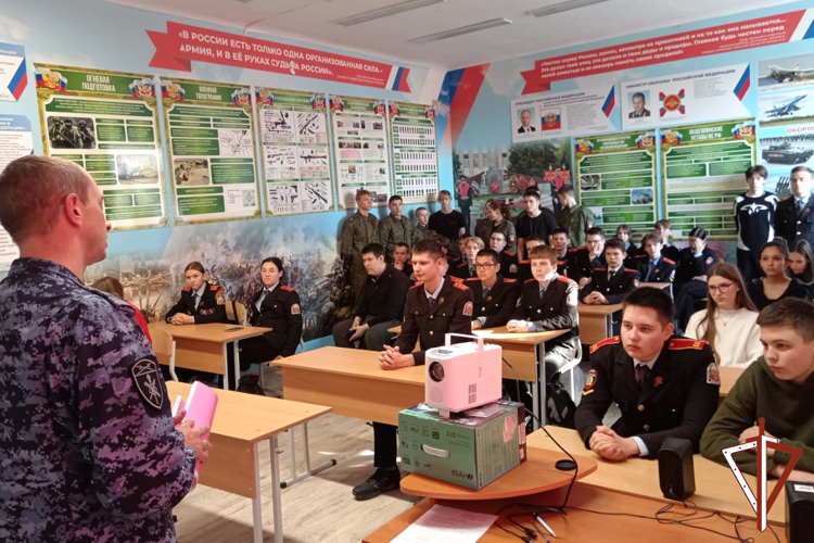 Патриотические мероприятия для подшефных школьников провели росгвардейцы в Зауралье