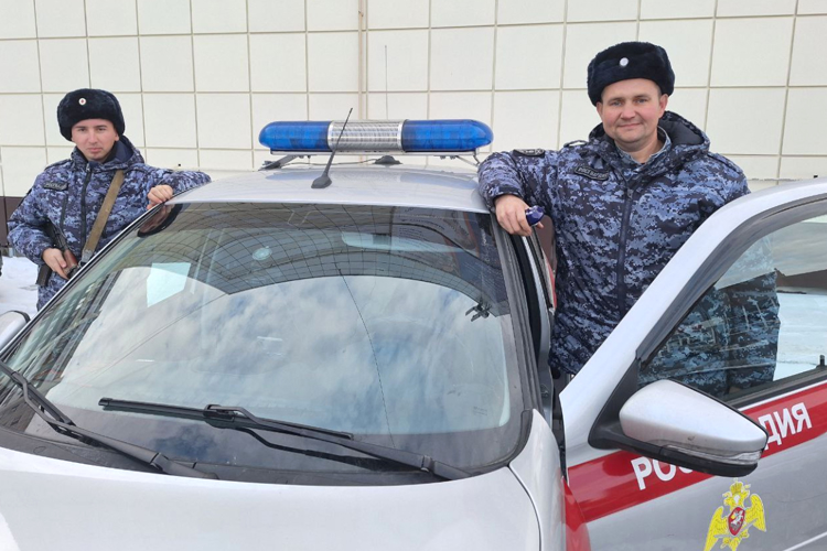 Сотрудники Росгвардии помогли в тушении пожара в курганском садоводстве (видео)