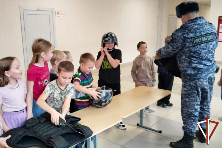 Ко Дню вневедомственной охраны росгвардейцы провели тематические встречи со школьниками в Зауралье