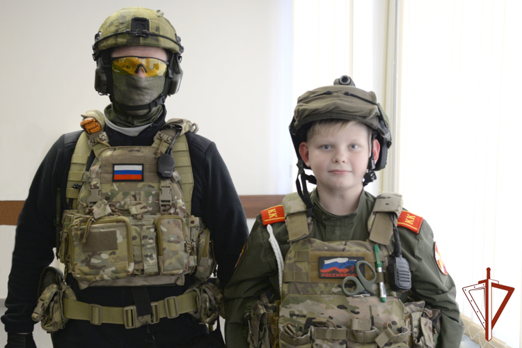 Патриотические мероприятия для подшефных школьников провели росгвардейцы в Зауралье