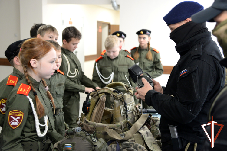 Патриотические мероприятия для подшефных школьников провели росгвардейцы в Зауралье