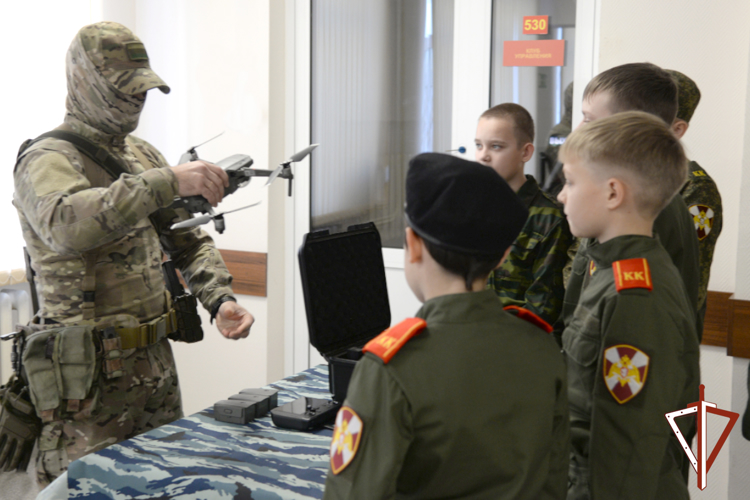 Патриотические мероприятия для подшефных школьников провели росгвардейцы в Зауралье