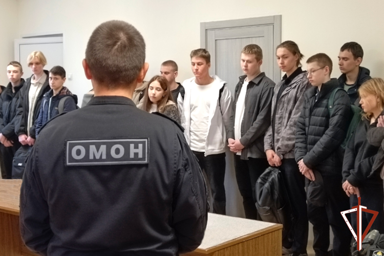 Сотрудники ОМОН Росгвардии рассказали о своей службе курганским школьникам (видео)