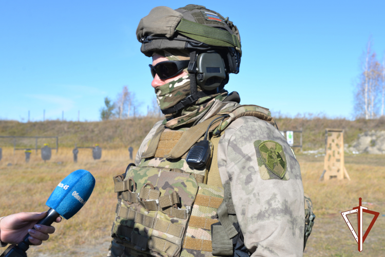 Сотрудники СОБР Росгвардии познакомили корреспондентов курганского ТВ со службой в спецподразделении (видео)